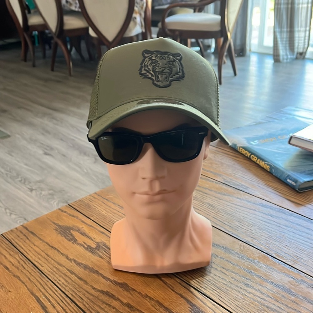 Mens cool tiger trucker cap✅